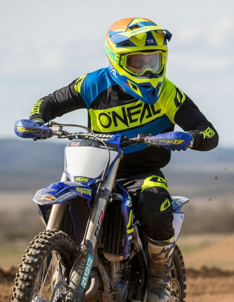 CASCO O'NEAL 3SRS SOLID V.26 blue/neon Indossato da motociclista equipaggiato ed in azione in moto 