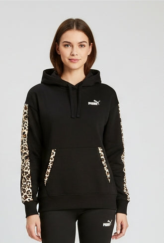 Modella indossa FELPA PUMA DONNA 688084 nera righe animalier su maniche e tasche vista frontale 