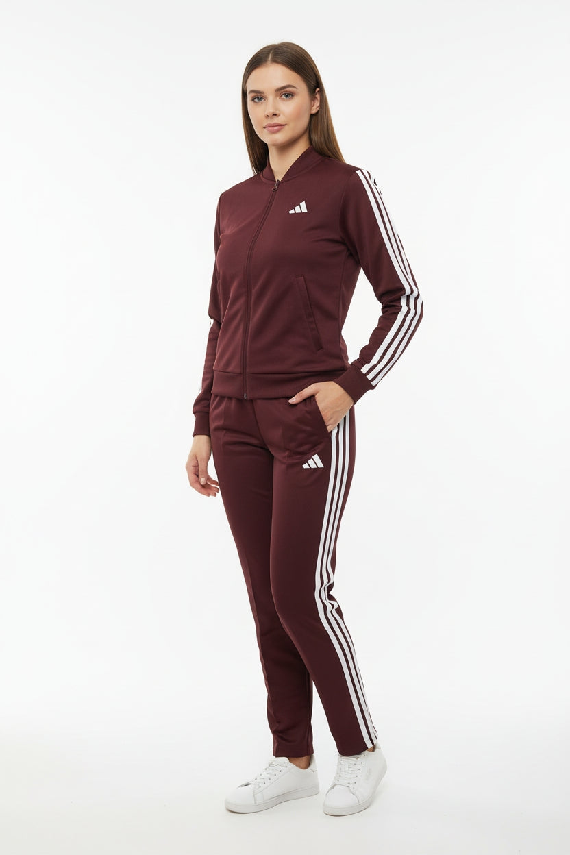 Modella indossa TUTA ADIDAS DONNA JD2683 VINACCIO completa 