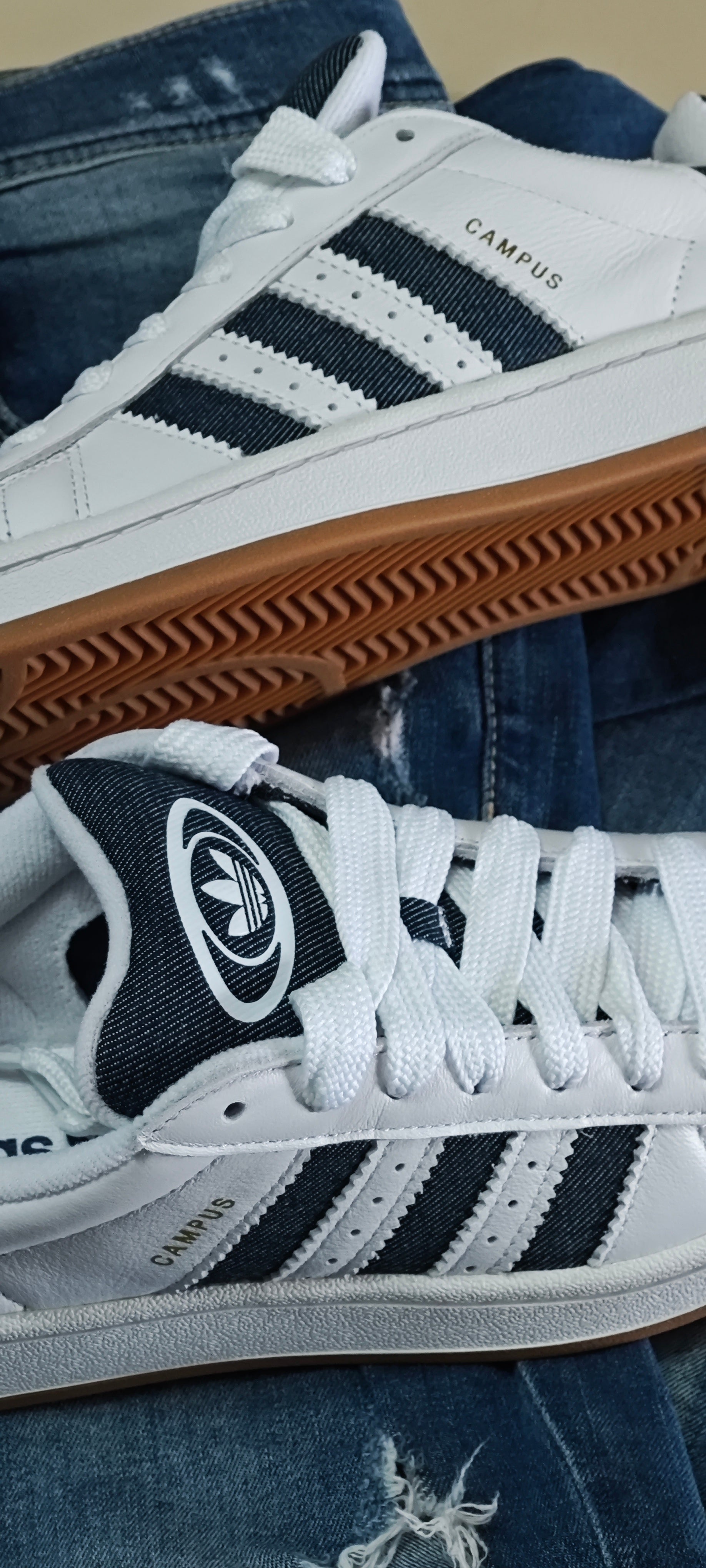 Dettagli Sneakers ADIDAS ORIGINALS CAMPUS 00s JQ7439 in pelle bianca e strisce laterali in jeans 