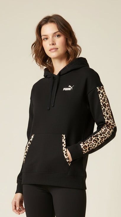 Modella indossa FELPA PUMA DONNA 688084 nera con mano in tasca per mostrare dettagli animalier su maniche  cuciture tasche a marsupio 