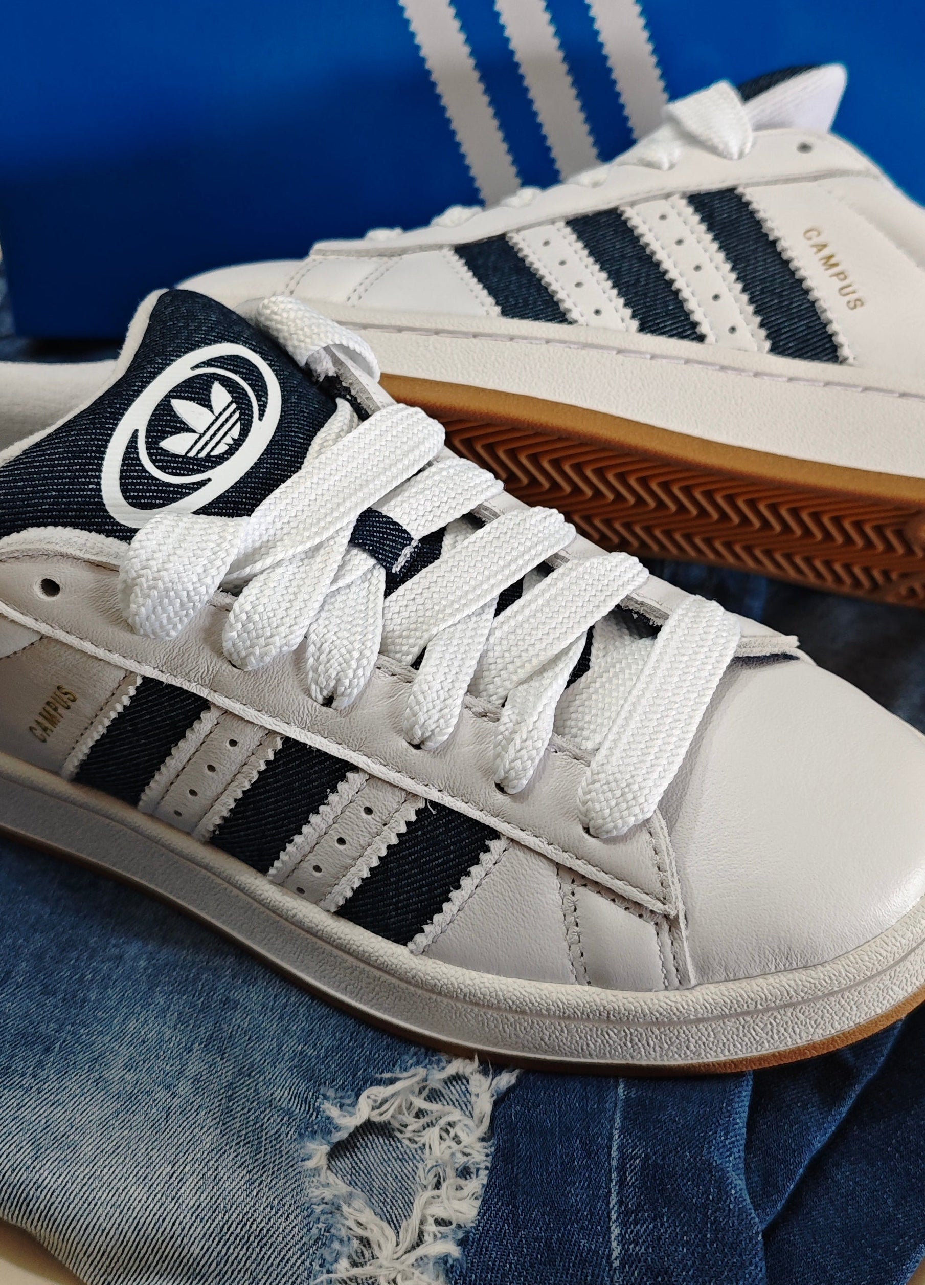Sneakers frontale piatto ADIDAS ORIGINALS CAMPUS 00s JQ7439 in pelle bianca e strisce laterali in jeans 
