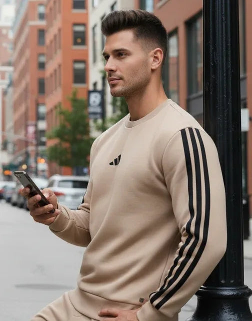 Uomo ADIDAS FELPA GIROCOLLO JX0702 beige 3 strisce nere ambiente 