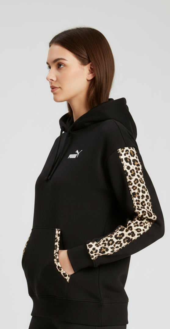 Modella indossa FELPA PUMA DONNA 688084 nera con mano in tasca per mostrare dettagli animalier vista laterale 