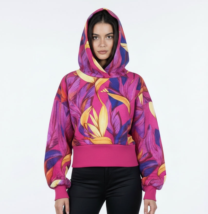 Modella indossa FELPA con cappuccio ADIDAS per FARM RIO colore floreale su base fucsia modello COD JD6283 