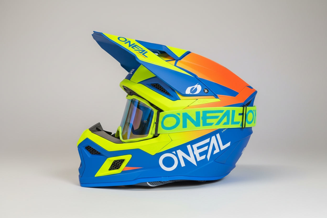 Casco appoggiato su piano chiaro e sfondo a tema chiaro O'NEAL 3SRS SOLID V.26 blue/neon in vista laterale 