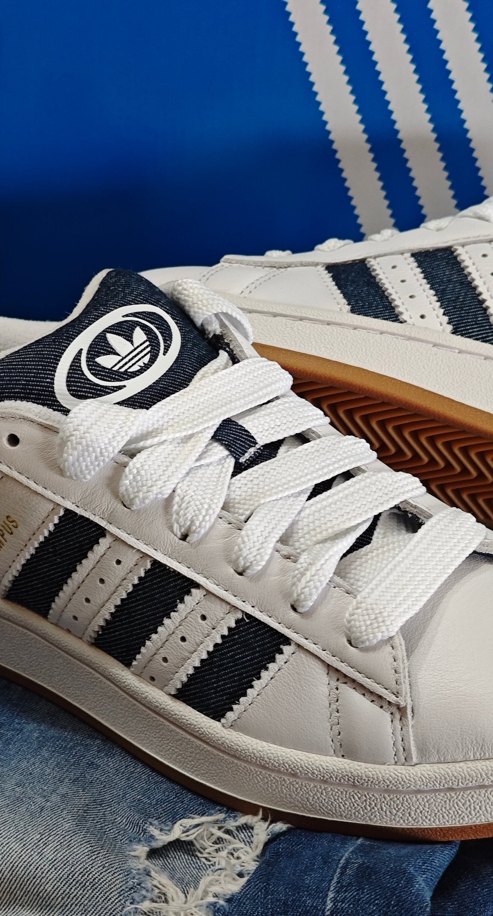 Sneakers primo piano ADIDAS ORIGINALS CAMPUS 00s JQ7439 in pelle bianca e strisce laterali in jeans 